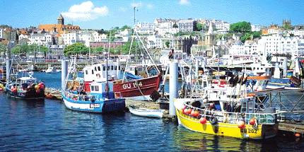 St. Peter Port vom Hafen aus gesehen