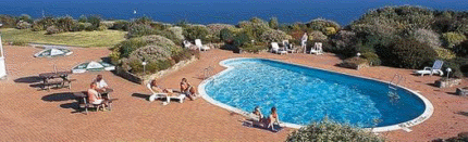 Pool und Terrasse mit Blick auf das Meer