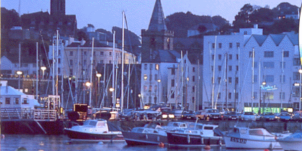 Hafen von St. Peter Port am Abend