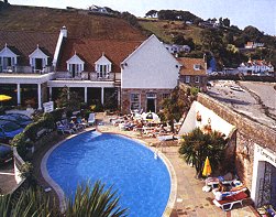 Blicka auf Hotel und Pool